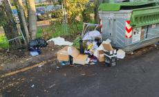 San Leonardo, parcheggi sbagliati e rifiuti: non un bel biglietto da visita - Le foto