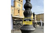 "Affitto rene per tornare a  casa a Natale": il cartello di protesta dei fuorisede