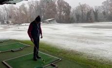Vigatto, quando la passione &egrave; pi&ugrave; forte del gelo:  golfista si allena sotto la neve - Video