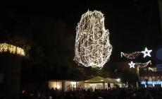 Noceto, bambini protagonisti durante l'accensione dell'albero - Video