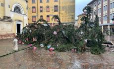 "Incidente" per  l'albero di Natale in piazza a San Secondo: acceso domenica, stamattina &egrave; caduto