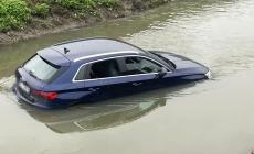 Torrile, un'auto finisce nel canale - Le foto