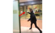 Aggredisce gli infermieri, fa gesti osceni e lancia scatolette di tonno, poi danneggia una tastiera- Video
