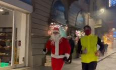 E intanto…Babbo Natale si prepara alle Feste correndo in via Farini - Video