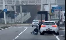 In via Emilia come in un film, ma la scena dell'uomo aggrappato all'auto (e trascinato sull'asfalto) è vera - Video