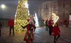 Acceso l'albero in piazza Berzieri, si accende il Natale a Salso - Video