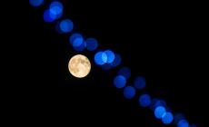 Lo spettacolo della luna piena della "Lunga notte"