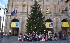 Bambine e bambini del nido Acquerello in Piazza per l&rsquo;albero di Natale