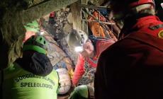 Bloccato in una grotta, speleologo ferito dalla caduta di massi
