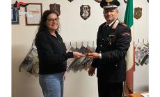 Le rubano la borsa dall'auto facendole credere di aver lasciato della spesa nel carrello: ma c'è il lieto fine