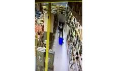 Si finge cliente ma nasconde le bottiglie sotto la giacca: il furto al supermercato "in diretta" - Video 