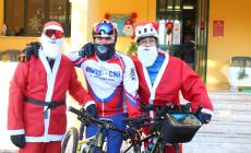 Invasione di  Babbi Natale in bici, la Bassa si riempie di colori e allegria- Foto