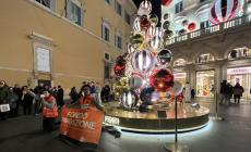 Vernice nera lavabile sull'albero di Natale Fendi, azione a Roma