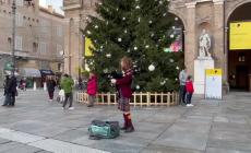 Le note della cornamusa risuonano in piazza Garibaldi - Video 