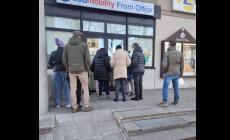 Un lettore: "Davanti agli uffici di Infomobility lasciati fuori ad aspettare al freddo". La replica: La replica di Infomobility: "Il rinnovo si fa online"