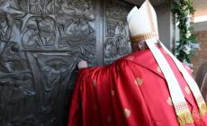 Giubileo, il Papa ha aperto la Porta Santa al carcere di Rebibbia - Video