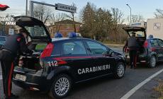 Prende 8 punte di parmigiano dal banco frigo del supermercato e fugge inseguito dal personale: denunciato 40enne