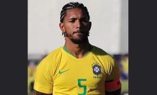 Il Natale di Douglas Luiz: manda 700 ceste di cibo nella favela
