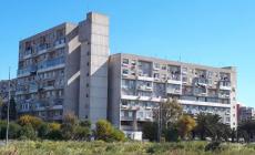 Si arrampica in casa della  fidanzata, cade dal quarto  piano e muore