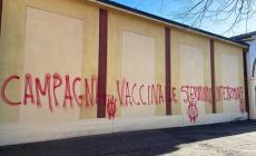 Cimitero,  i &laquo;no vax&raquo; imbrattano la facciata