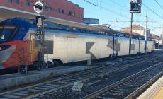 Imbrattato il treno Salso-Fidenza che diventa un... murale 