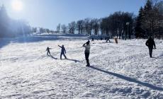 Schia, si scia ancora solo sul campo scuola. Risolti i problemi a Cerreto Laghi. Discese anche al Ventasso - Video