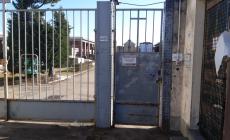 Il cimitero di Vigatto resta chiuso: una trentina di persone in attesa 