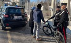 Ruba due bici e minaccia i proprietari con dei sassi: 18enne straniero inseguito lungo la ferrovia e bloccato dai carabinieri a Busseto