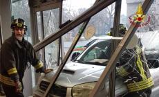 Finisce con l'auto dentro un supermercato e investe una donna: panico alla Coop di via Sani a Reggio Emilia