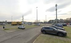 Via Traversetolo, un camion cisterna sfiata azoto: intervento dei vigili del fuoco nel parcheggio dell'Esselunga