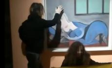 A Mantova animalisti lanciano letame sulla teca con un Picasso