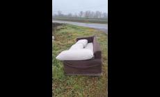 Divano abbandonato vicino al ponte Sigerico a Fidenza