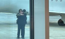 Cecilia Sala è a casa! Nel pomeriggio il rientro in Italia e l'abbraccio sulla pista con il compagno e con i genitori (Video). "Ciao, sono tornata" (Ascolta l'audio). L'incontro con la Meloni: "Sei stata forte" (Foto)