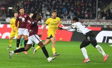 Calciomercato, il Parma respinge l'assalto del Bayern per Suzuki. Como il club pi&ugrave; attivo in queste ore