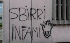 Scritte contro le forze dell'ordine e danneggiamenti a Pieveottoville