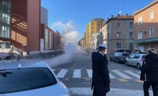Viale Fratti,  il  fumo dai tombini causato da una perdita dell'impianto di  teleriscaldamento: lavori in corso per ripararlo - Foto