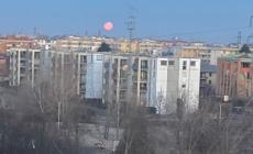 Luna piena sulla città questa mattina