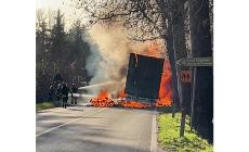 Tir in fiamme a Stradella:  intervento dei vigili del fuoco. Traffico bloccato in via Spezia per ore - Video e foto