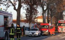 Dopo l'incendio del Tir, un tamponamento  a Lemignano con perdita di carburante da un furgone: in serata ancora code e rallentamenti su via Spezia - Foto