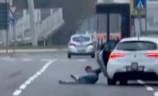 Aggrappato (in diretta video) all'auto in corsa per fermare i rapinatori: i due uomini in carcere