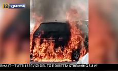 Via XXIV Maggio: un'auto prende fuoco nel parcheggio - Video 