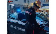 Taglia il braccialetto elettronico, minaccia la madre e la costringe a fare un prelievo al bancomat: arrestato 47 italiano 