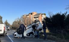 Auto si ribalta, paura in via Argini 