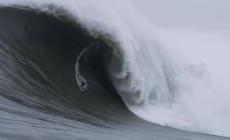 Cavalca un'onda di 33 metri, l'impresa record di Alessandro “Alo” Slebir - Video