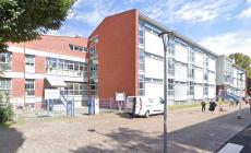Prof picchiata da un liceale, ragazzo ritirato. Tanti messaggi degli studenti per la docente: "Torni da noi"