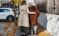 &laquo;Le do una mano?&raquo; Cos&igrave; la ladra seriale  deruba gli anziani