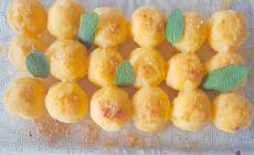 Piccole palline di polenta buone, ideali per un apericena
