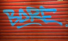 Bare  l'imbrattatore è tornato a colpire in centro