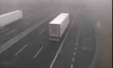 Nebbia, disagi per chi viaggia in A1 e in Autocisa fino a Berceto. Veicolo in fiamme fra Modena e Reggio 