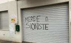 Scritte offensive sulla porta del circolo del Pd Oltretorrente